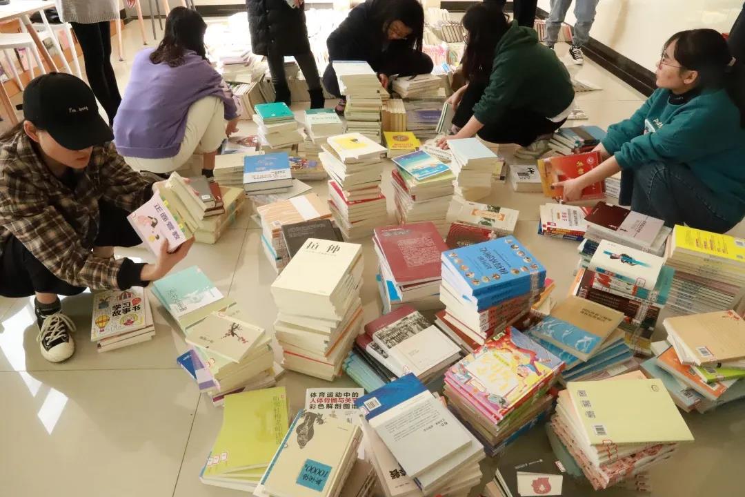 党建动态  留下书香 带走灰尘1.jpg