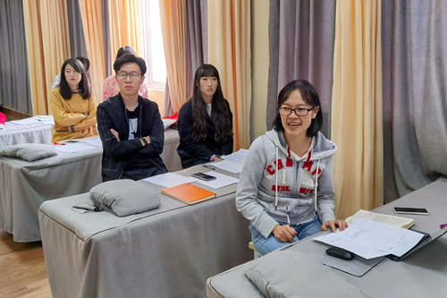 系部老师听讲1.jpg