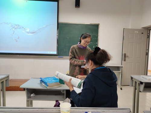 何洪静老师交流1.jpg