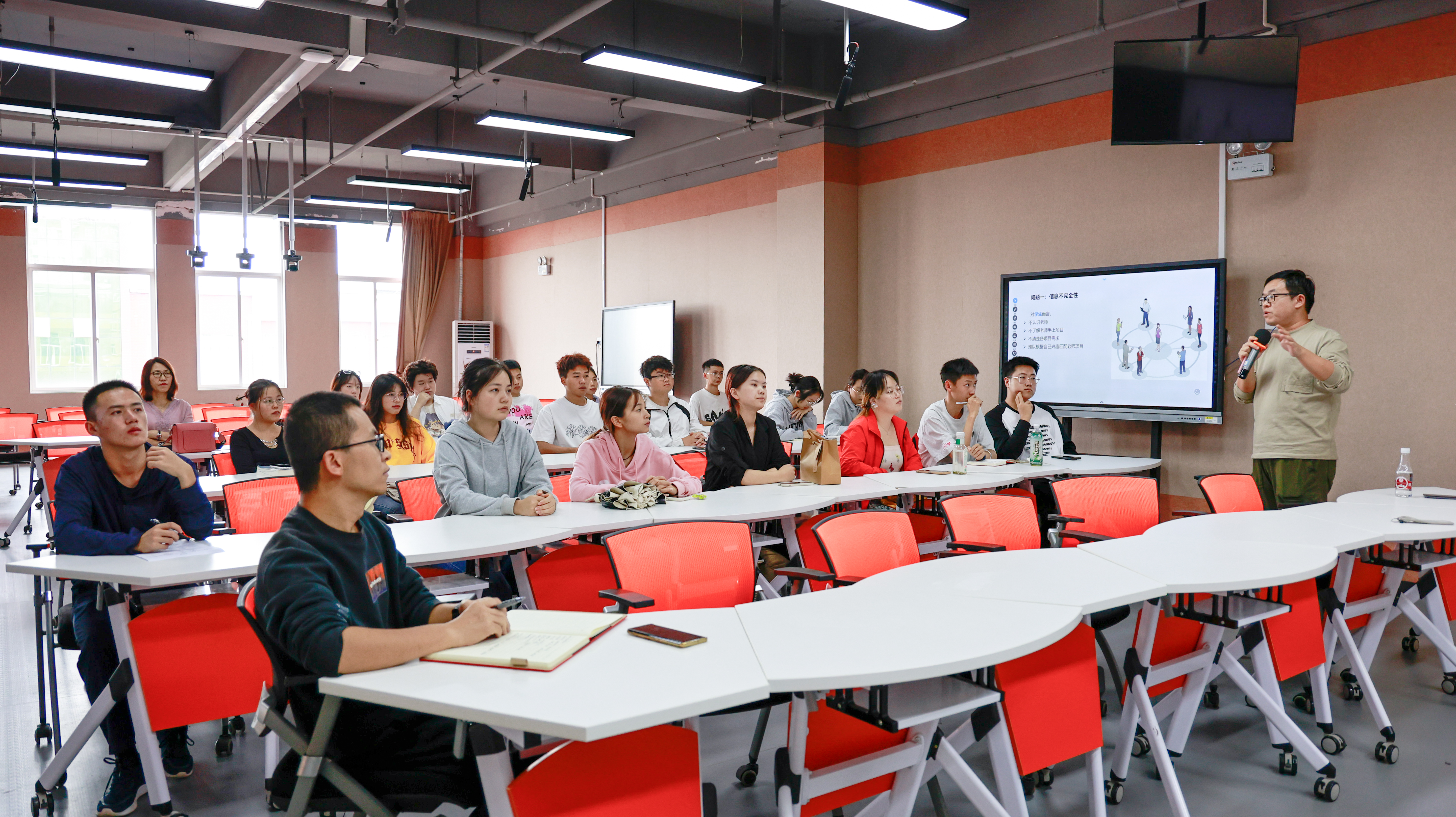 云南经济管理学院“科研育人主题活动——专业社团核心成员科研沙龙”顺利举行 第 2 张