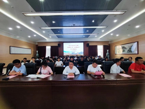 【魅力工程】-2022级本科建筑学美术采风教学活动 建筑学教研室·石开琴 2023年5月22日上午8点半，在建筑学教研室主任石开琴老师的带领下，在昆明理工大学美术教授唐文老师的指导下，2022级本科建筑学开始为期一周的美术实地采风教学活动。此次美术采风地点定在昆明官渡古镇与云南民族村。  第 1 张