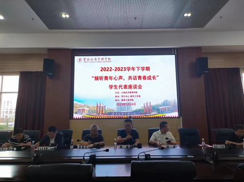【魅力工程】-2022级本科建筑学美术采风教学活动 建筑学教研室·石开琴 2023年5月22日上午8点半，在建筑学教研室主任石开琴老师的带领下，在昆明理工大学美术教授唐文老师的指导下，2022级本科建筑学开始为期一周的美术实地采风教学活动。此次美术采风地点定在昆明官渡古镇与云南民族村。  第 2 张