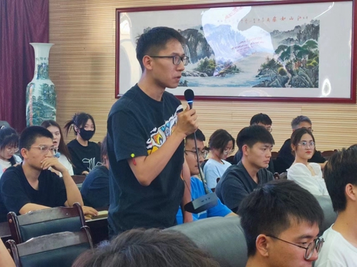 【魅力工程】-2022级本科建筑学美术采风教学活动 建筑学教研室·石开琴 2023年5月22日上午8点半，在建筑学教研室主任石开琴老师的带领下，在昆明理工大学美术教授唐文老师的指导下，2022级本科建筑学开始为期一周的美术实地采风教学活动。此次美术采风地点定在昆明官渡古镇与云南民族村。  第 9 张