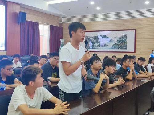 【魅力工程】-2022级本科建筑学美术采风教学活动 建筑学教研室·石开琴 2023年5月22日上午8点半，在建筑学教研室主任石开琴老师的带领下，在昆明理工大学美术教授唐文老师的指导下，2022级本科建筑学开始为期一周的美术实地采风教学活动。此次美术采风地点定在昆明官渡古镇与云南民族村。  第 10 张