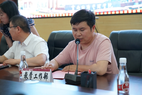 【魅力工程】-2022级本科建筑学美术采风教学活动 建筑学教研室·石开琴 2023年5月22日上午8点半，在建筑学教研室主任石开琴老师的带领下，在昆明理工大学美术教授唐文老师的指导下，2022级本科建筑学开始为期一周的美术实地采风教学活动。此次美术采风地点定在昆明官渡古镇与云南民族村。  第 12 张
