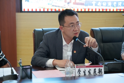 【魅力工程】-2022级本科建筑学美术采风教学活动 建筑学教研室·石开琴 2023年5月22日上午8点半，在建筑学教研室主任石开琴老师的带领下，在昆明理工大学美术教授唐文老师的指导下，2022级本科建筑学开始为期一周的美术实地采风教学活动。此次美术采风地点定在昆明官渡古镇与云南民族村。  第 16 张