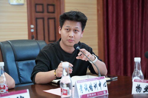 【魅力工程】-2022级本科建筑学美术采风教学活动 建筑学教研室·石开琴 2023年5月22日上午8点半，在建筑学教研室主任石开琴老师的带领下，在昆明理工大学美术教授唐文老师的指导下，2022级本科建筑学开始为期一周的美术实地采风教学活动。此次美术采风地点定在昆明官渡古镇与云南民族村。  第 20 张