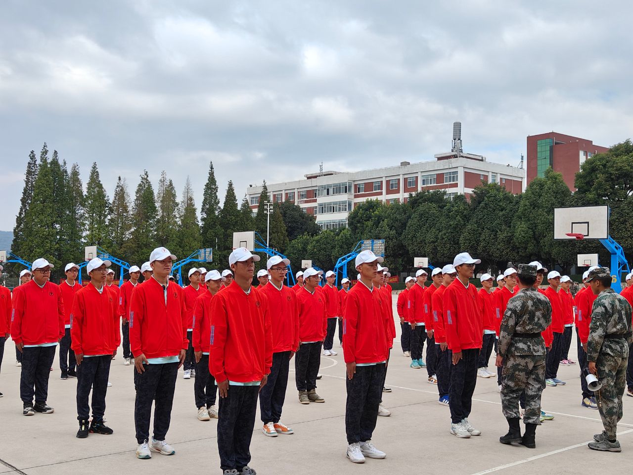 144f4cae87cbf819ebce399b0d1e38df.jpg 【魅力工程】-军训进行时(四)——狂风中昂首挺胸,寒冷中斗志昂扬 第 3 张