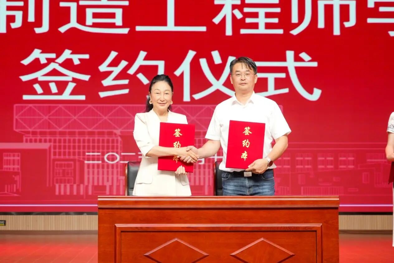 产教融合启新程!云南经济管理学院“智能制造工程师学院”揭牌成立! 第 7 张 产教融合启新程!云南经济管理学院“智能制造工程师学院”揭牌成立! 第 7 张