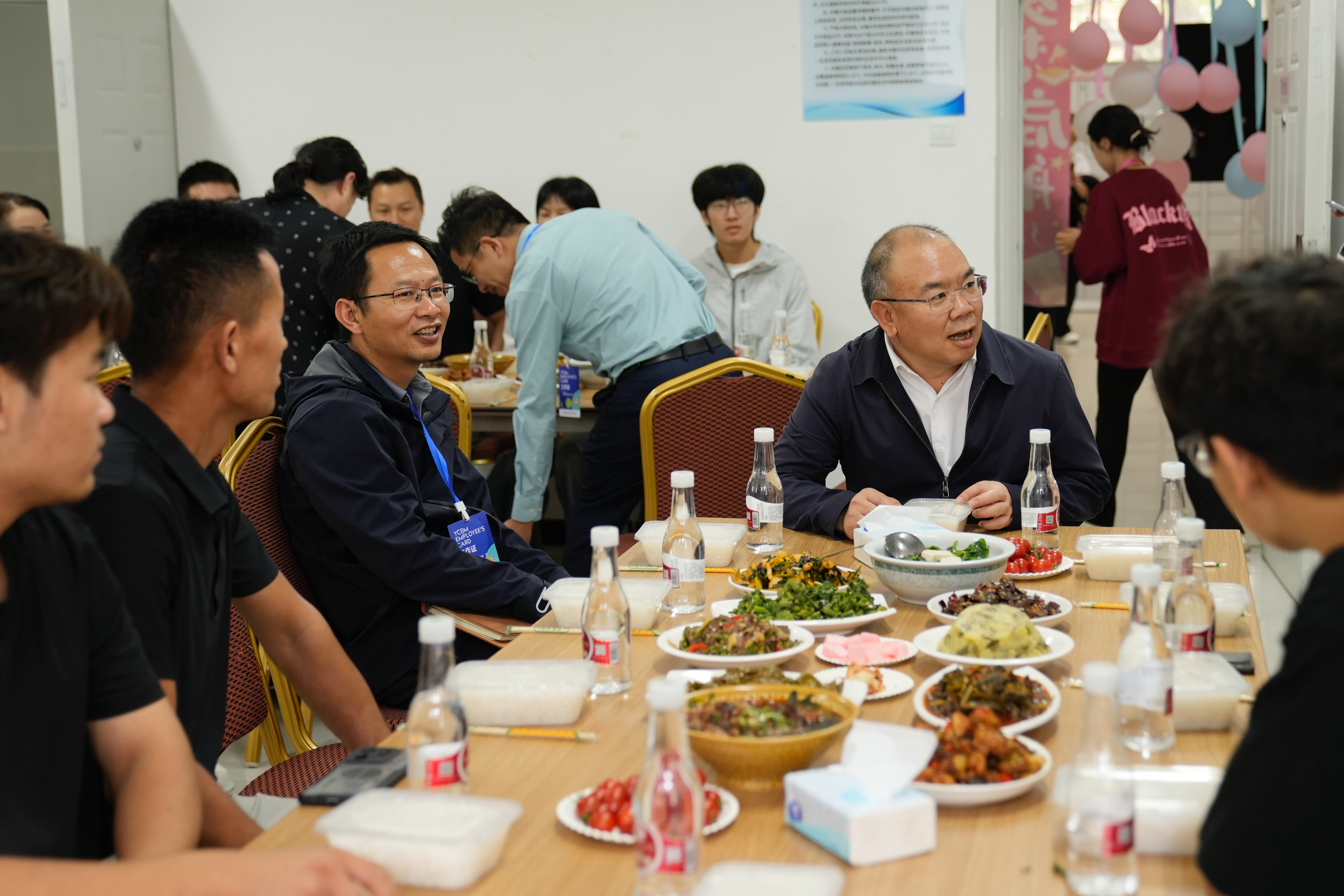 校领导与2025级新生共进“开学第一餐” 践行“三全育人” 第 1 张 校领导与2025级新生共进“开学第一餐” 践行“三全育人” 第 1 张