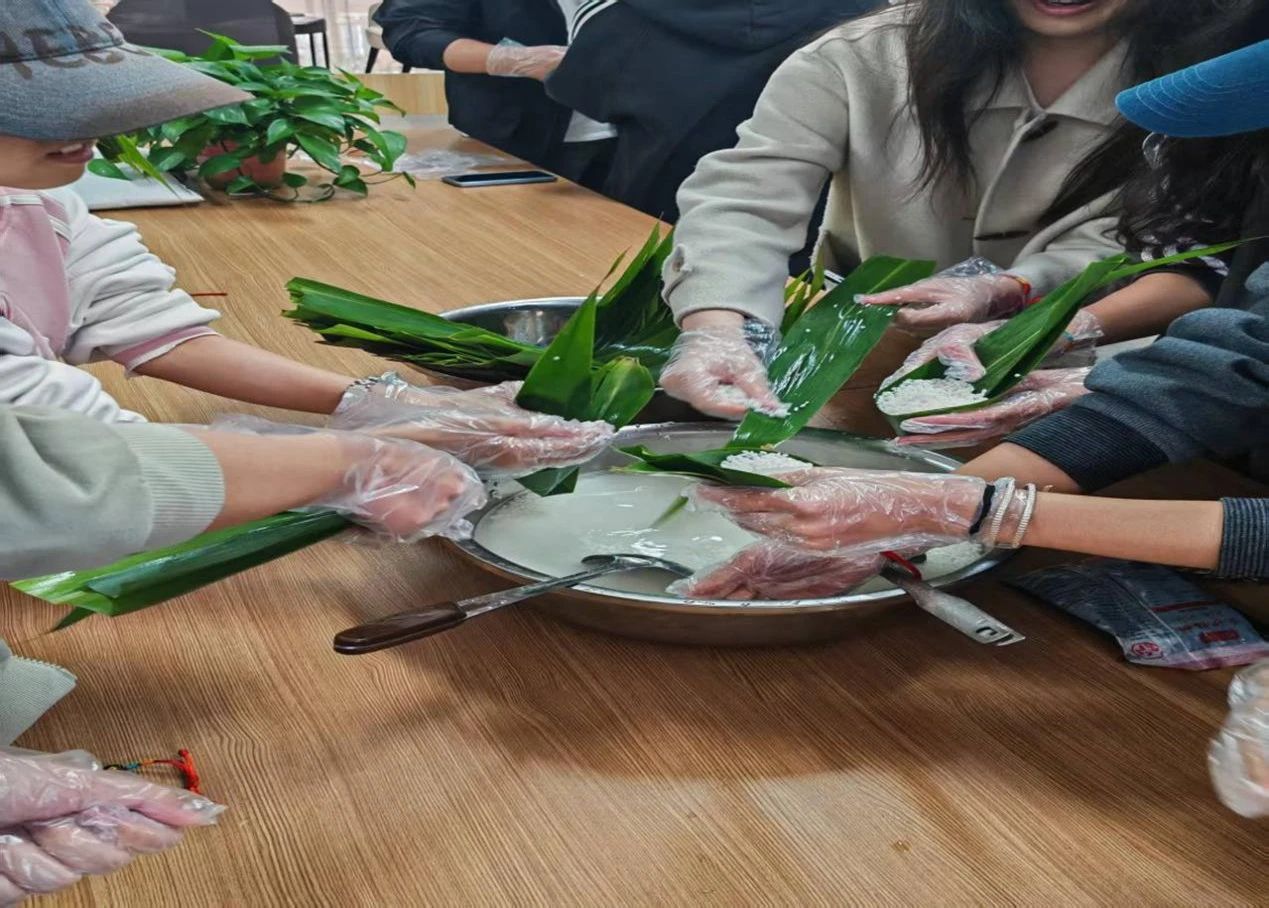 一站式学生社区 | 智慧社区开展“粽香端午,情系传统”端午节主题活动 第 4 张 一站式学生社区 | 智慧社区开展“粽香端午,情系传统”端午节主题活动 第 4 张