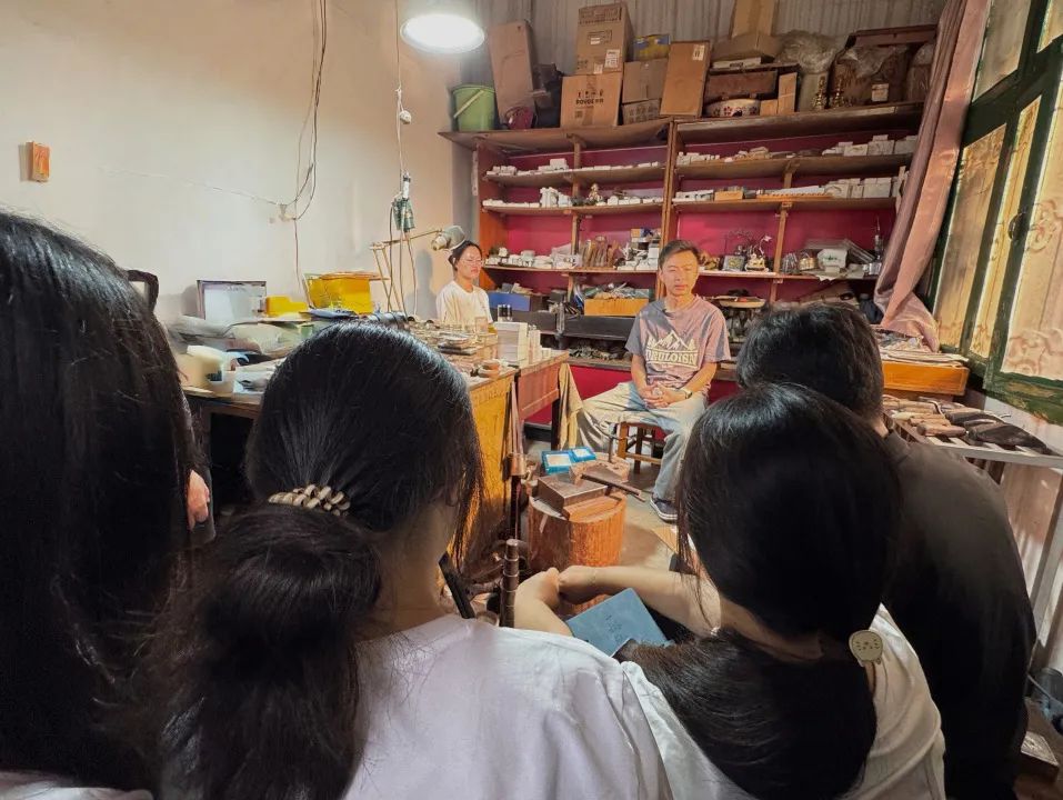 暑期社会实践｜财会金融学院走乡村·促振兴实践队对话银饰非遗传承人解码千年技艺的传承密码 第 2 张