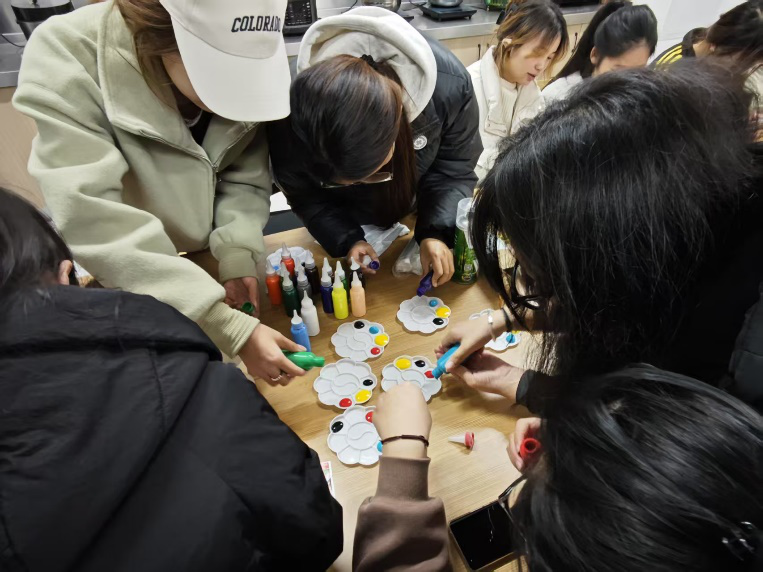 一站式学生社区 | “巧绘心语，石膏焕彩”—财会金融学院智慧社区开展石膏娃娃DIY涂鸦活动 第 1 张