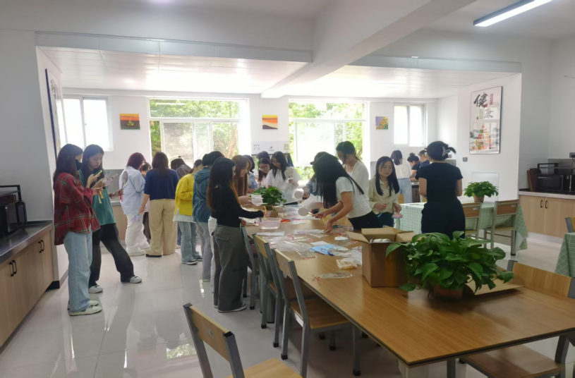 一站式学生社区 | 美育进社区--非遗漆扇制作体验活动圆满完成 第 1 张 一站式学生社区 | 美育进社区--非遗漆扇制作体验活动圆满完成 第 1 张