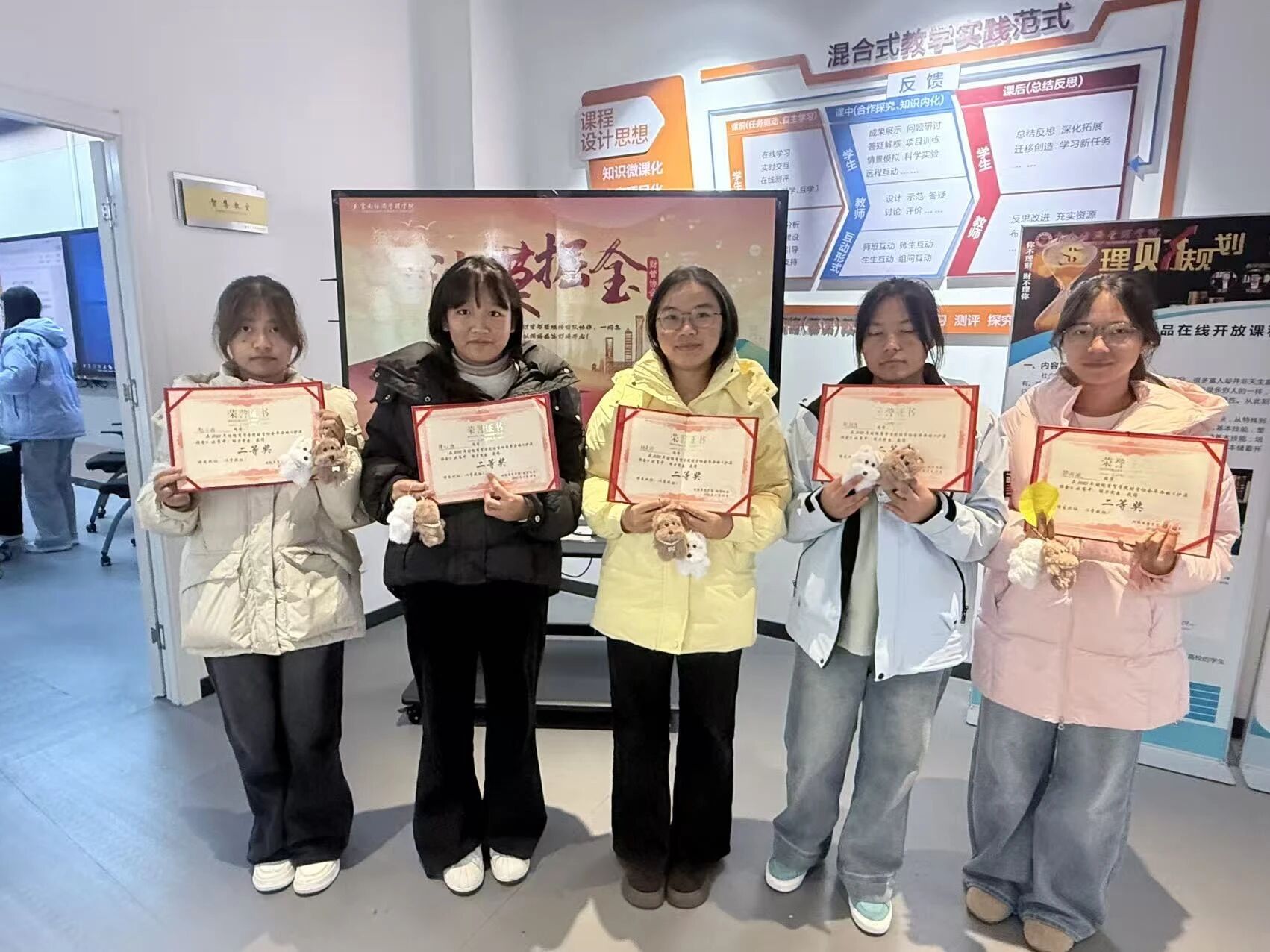 不止“赢金矿”!财管协会“沙漠掘金”落幕,一场让专业知识“活”起来的体验 第 10 张 不止“赢金矿”!财管协会“沙漠掘金”落幕,一场让专业知识“活”起来的体验 第 10 张