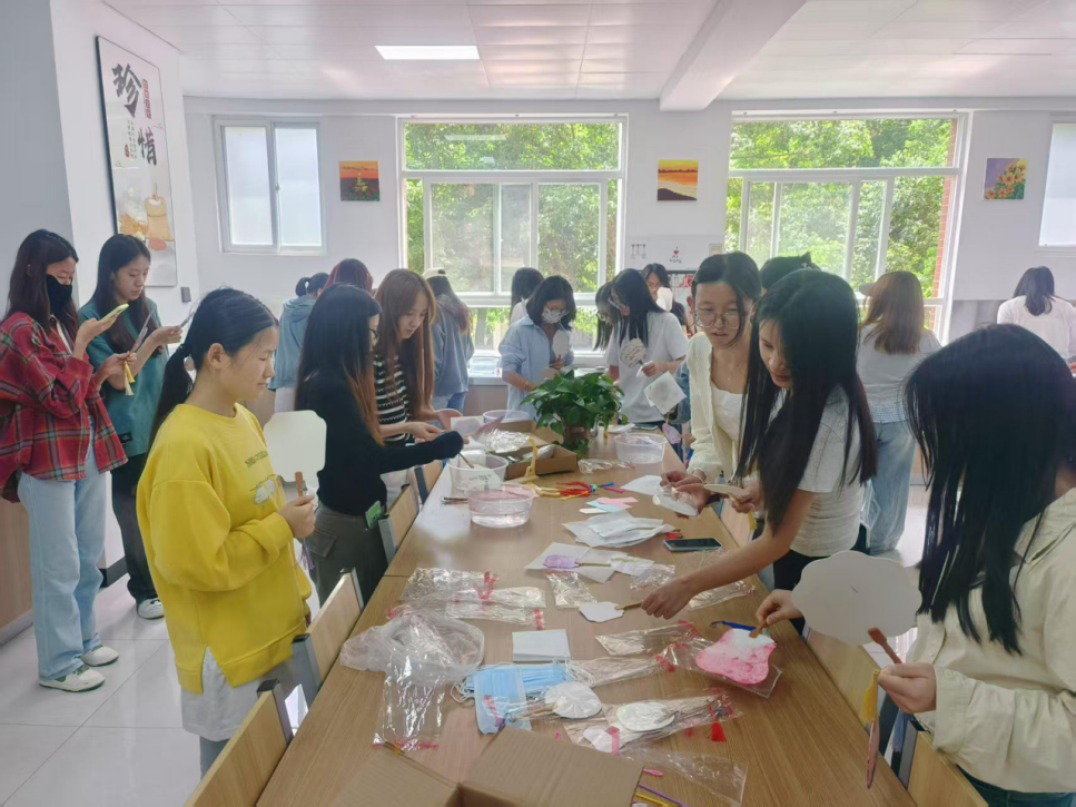 一站式学生社区 | 美育进社区--非遗漆扇制作体验活动圆满完成 第 2 张 一站式学生社区 | 美育进社区--非遗漆扇制作体验活动圆满完成 第 2 张