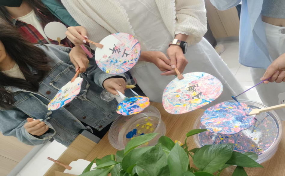 一站式学生社区 | 美育进社区--非遗漆扇制作体验活动圆满完成 第 3 张 一站式学生社区 | 美育进社区--非遗漆扇制作体验活动圆满完成 第 3 张