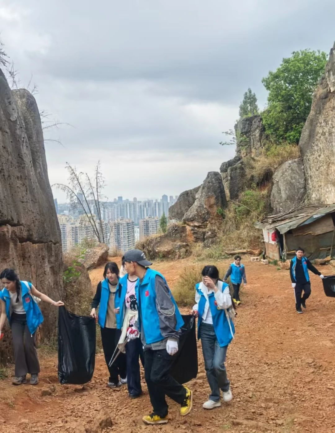 6.jpg 环保进行时|开展环保公益行动,守护绿水青山 第 2 张