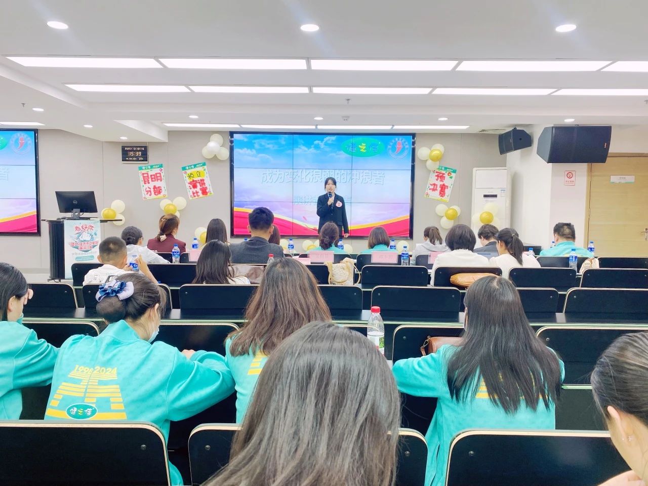 43.jpg 拥抱变化,迎接未来——医学院药学、中药学专业学生参加昆明分部第五届“健之佳未来之星杯”校企演讲比赛预决赛 第 3 张