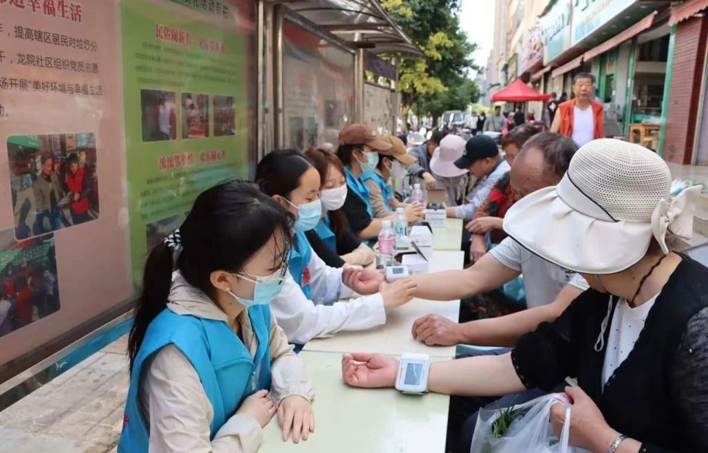 6.jpg 【校社联动】贴心义诊进龙院,守护夕阳“医”路相伴 第 3 张