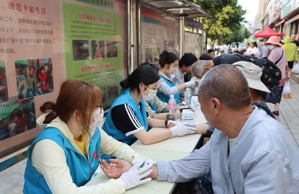 7.jpg 【校社联动】贴心义诊进龙院,守护夕阳“医”路相伴 第 4 张
