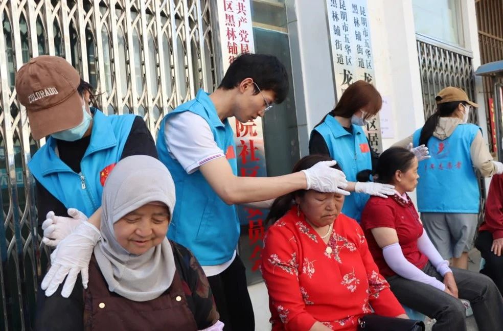 8.jpg 【校社联动】贴心义诊进龙院,守护夕阳“医”路相伴 第 5 张