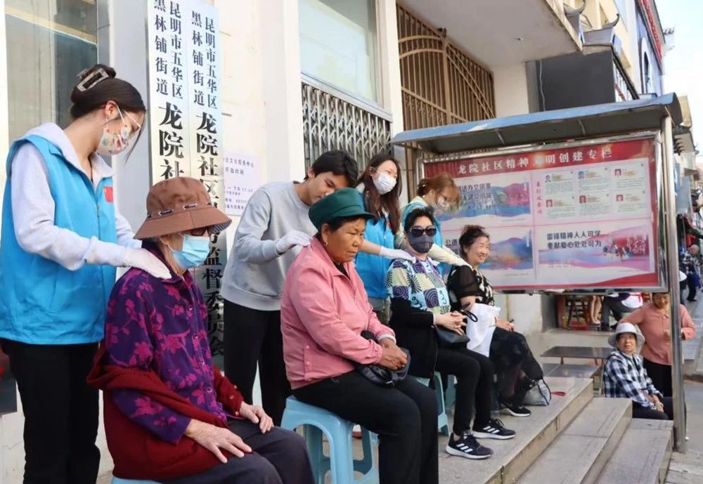 9.jpg 【校社联动】贴心义诊进龙院,守护夕阳“医”路相伴 第 6 张