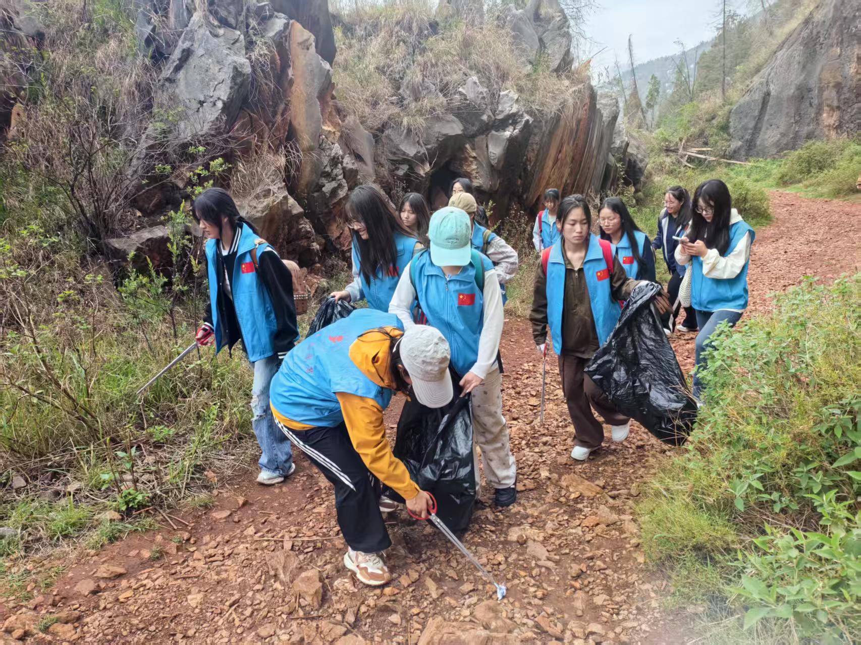 6.jpeg 青春绘就生态底色 云经管医学院环保行动守护玉案山 第 3 张