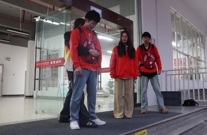 练“救命拥抱”,筑安全防线——医学院海姆立克急救早训开练 第 3 张 练“救命拥抱”,筑安全防线——医学院海姆立克急救早训开练 第 3 张
