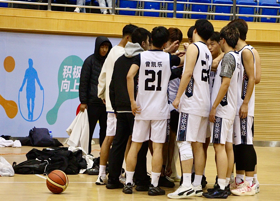 热血逐梦，赛场争锋——云南经济管理学院医学院篮球赛半决赛战报 第 5 张