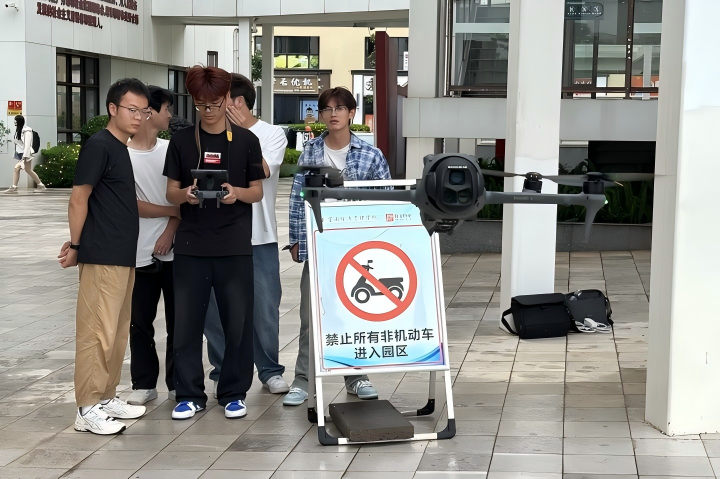 从理论到实操 校企携手为网媒学子插上无人机 “翅膀” 第 3 张 从理论到实操 校企携手为网媒学子插上无人机 “翅膀” 第 3 张