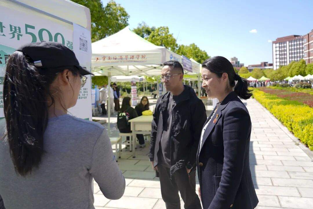 云经管举行“相敬如‘滨’ 海纳英才”2026届毕业生专场招聘会 第 7 张