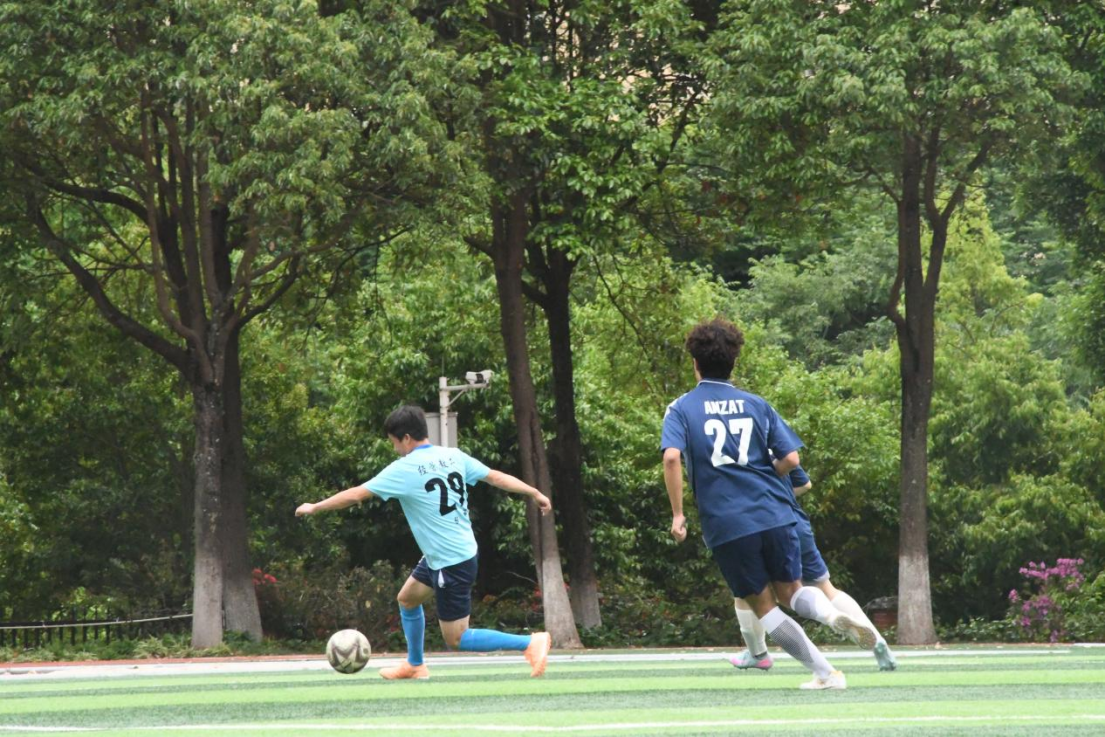 学院资讯 | 财经商贸学院师生足球友谊赛圆满落幕 第 4 张