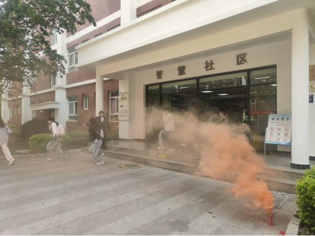 学院资讯 | 以演筑防  以练备战—财经商贸学院开展2026年春季学期防震防火应急疏散演练 第 6 张