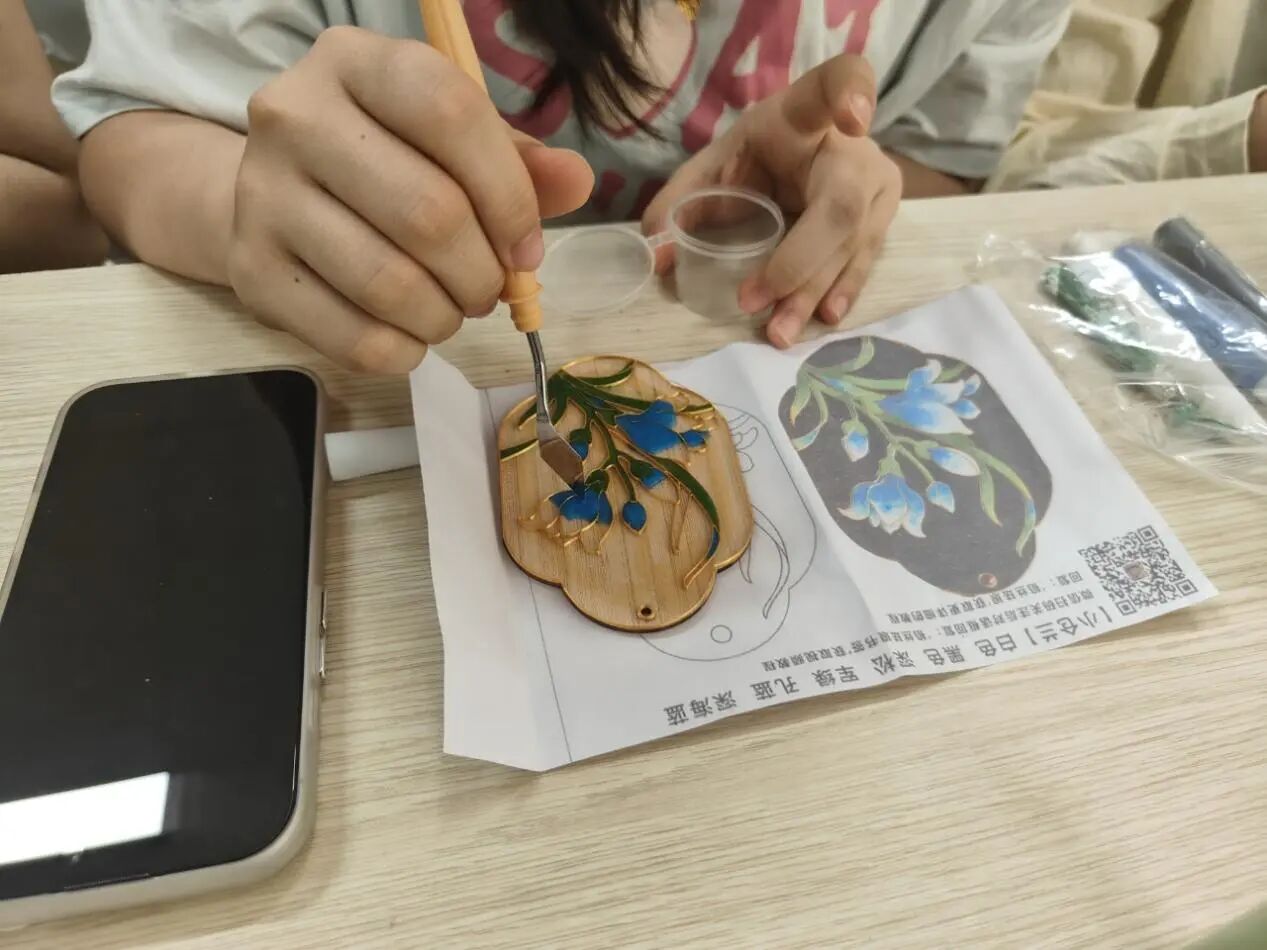 一站式学生社区 | 匠心润社区,珐琅添雅韵 智慧社区开展非遗掐丝珐琅体验课 第 4 张 一站式学生社区 | 匠心润社区,珐琅添雅韵 智慧社区开展非遗掐丝珐琅体验课 第 4 张