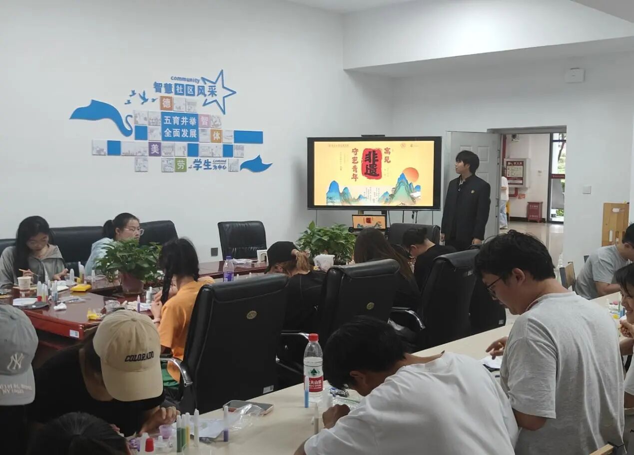 一站式学生社区 | 匠心润社区,珐琅添雅韵 智慧社区开展非遗掐丝珐琅体验课 第 1 张 一站式学生社区 | 匠心润社区,珐琅添雅韵 智慧社区开展非遗掐丝珐琅体验课 第 1 张