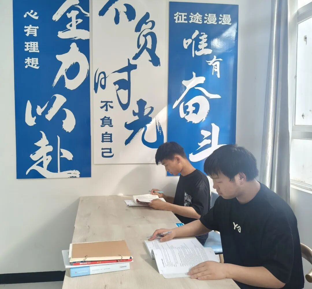 学院资讯 | 逐光聚力筑沃土  多维赋能助上岸 财经商贸学院“一站式”学生社区 “问鼎阁”专属自习室正式启用  第 7 张