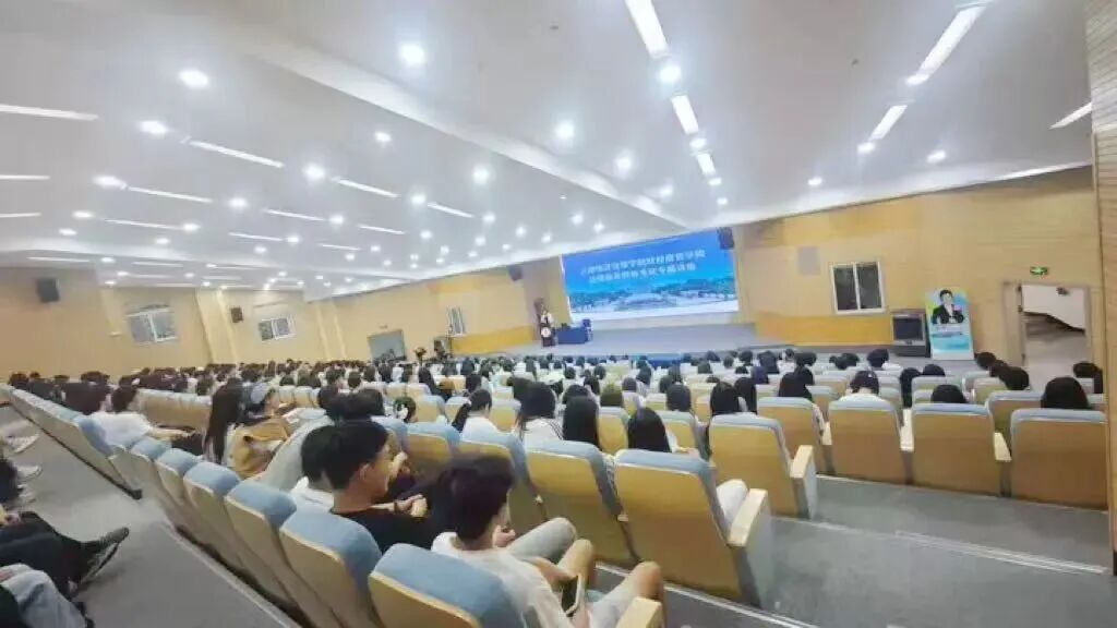 名师领航 | “三国女皇”杨帆老师来校开讲,助你通关法考 第 2 张 名师领航 | “三国女皇”杨帆老师来校开讲,助你通关法考 第 2 张