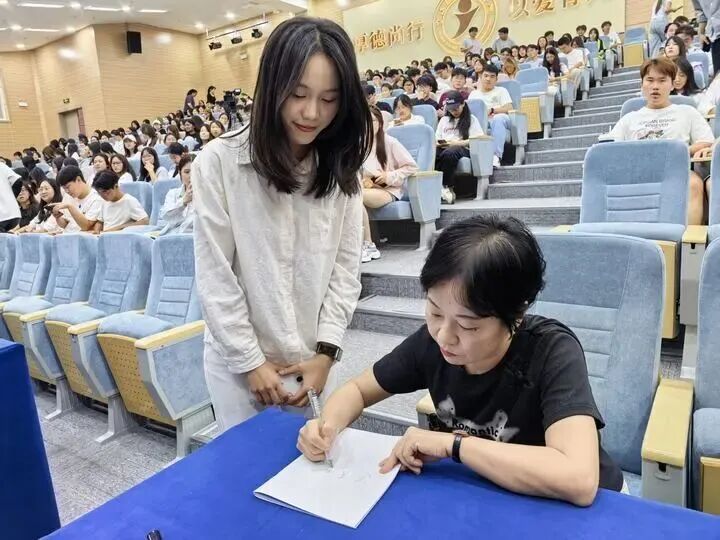 名师领航 | “三国女皇”杨帆老师来校开讲,助你通关法考 第 4 张 名师领航 | “三国女皇”杨帆老师来校开讲,助你通关法考 第 4 张