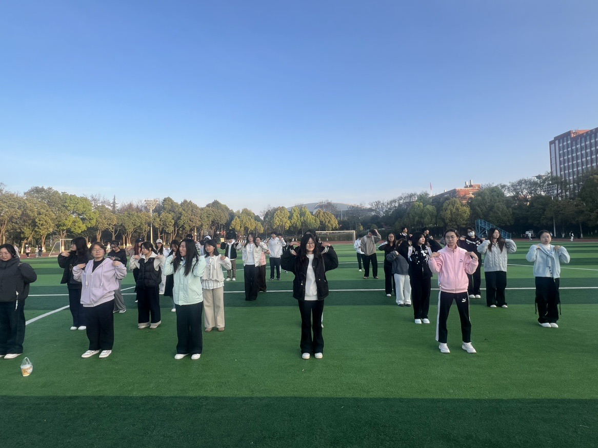 学院资讯 | 逐光向暖 律动财商 ——云南经济管理学院财经商贸学院“逐光”健康运动日师生联动纪实 第 2 张