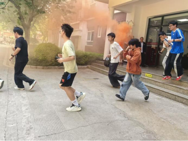 学院资讯 | 以演筑防  以练备战—财经商贸学院开展2026年春季学期防震防火应急疏散演练 第 4 张