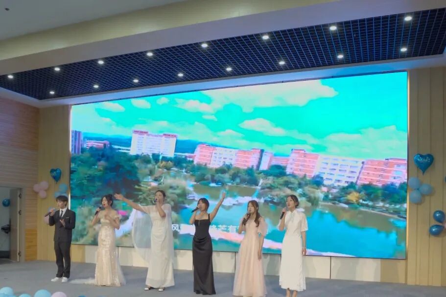 学院资讯 | 循光启程 踏梦远航——财经商贸学院“心有星光,‘财’有远方”2026届毕业典礼圆满举行 第 2 张 学院资讯 | 循光启程 踏梦远航——财经商贸学院“心有星光,‘财’有远方”2026届毕业典礼圆满举行 第 2 张