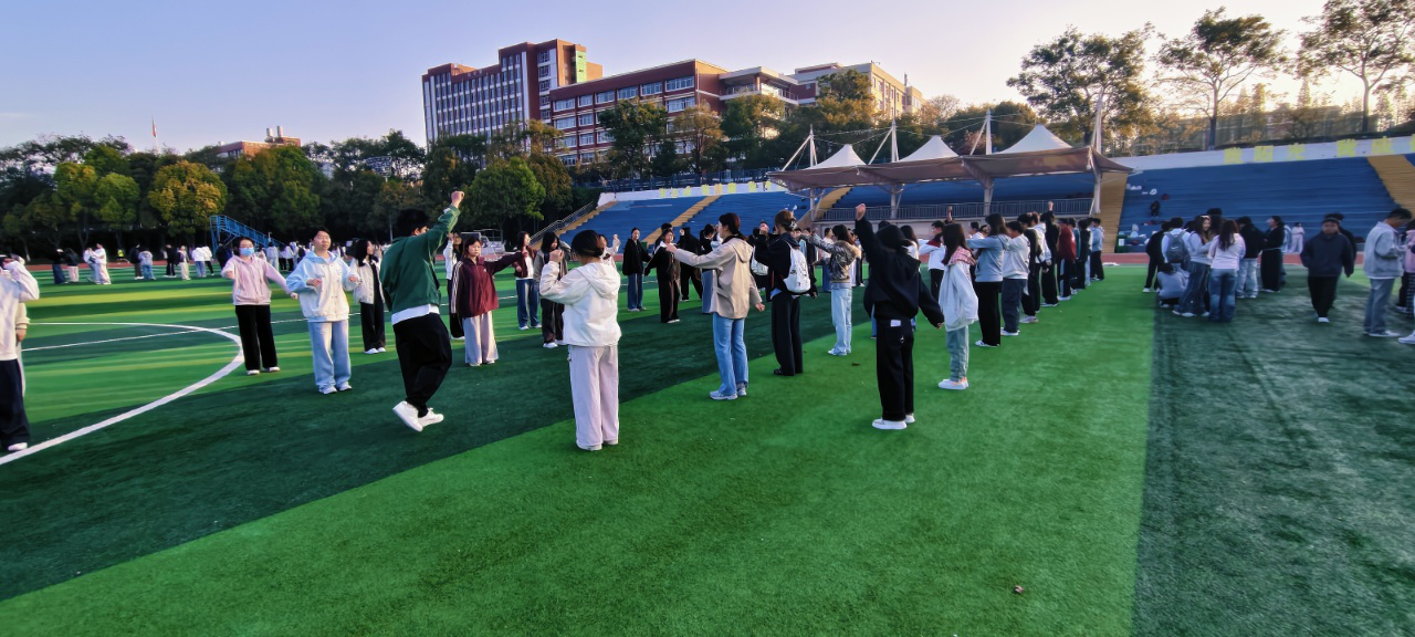 学院资讯 | 逐光向暖 律动财商 ——云南经济管理学院财经商贸学院“逐光”健康运动日师生联动纪实 第 1 张