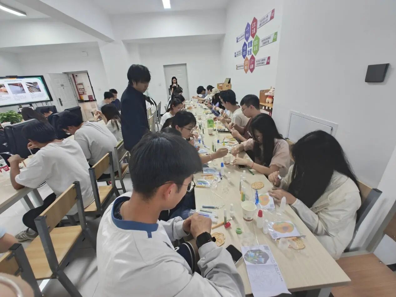 一站式学生社区 | 匠心润社区,珐琅添雅韵 智慧社区开展非遗掐丝珐琅体验课 第 2 张 一站式学生社区 | 匠心润社区,珐琅添雅韵 智慧社区开展非遗掐丝珐琅体验课 第 2 张